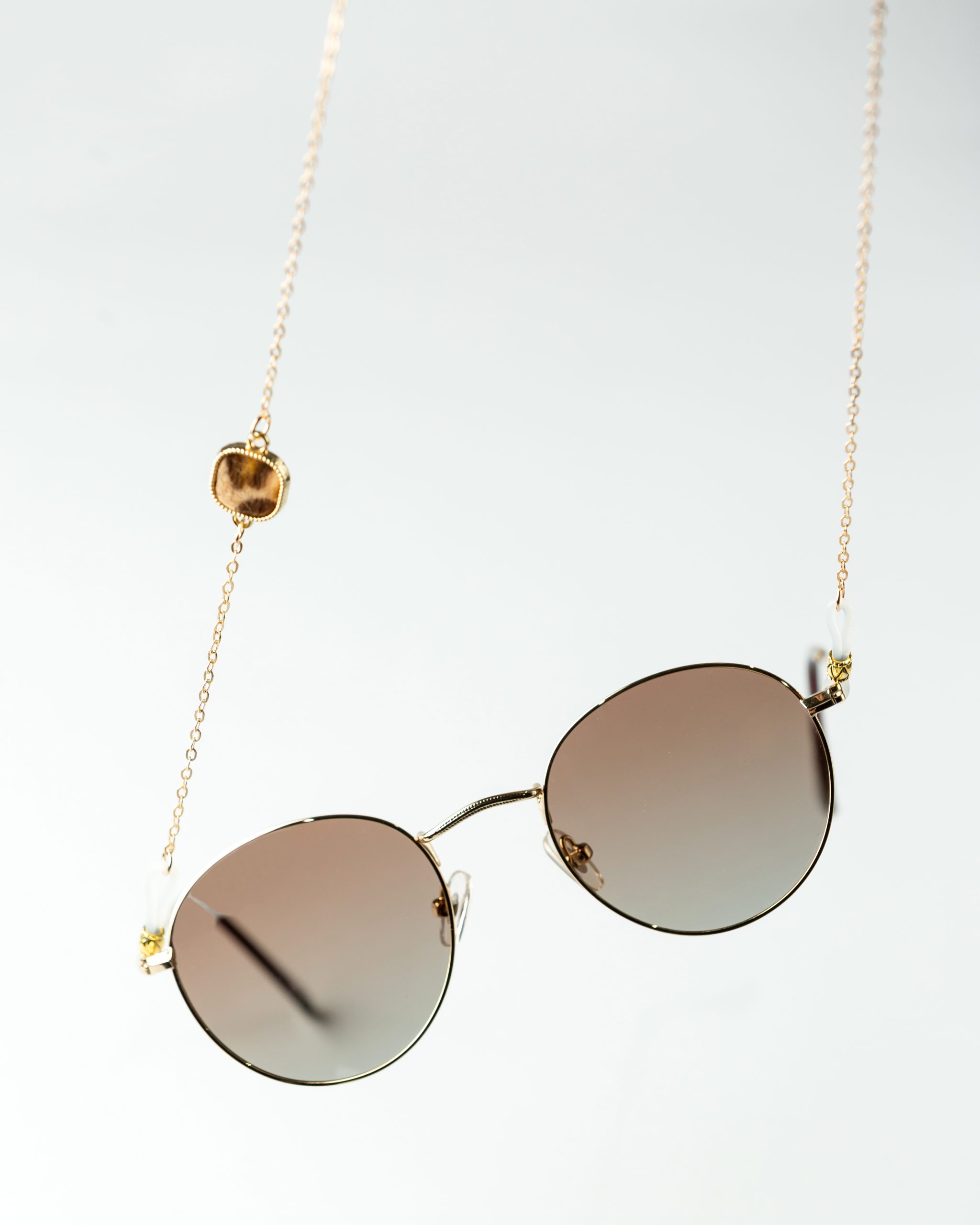 Patillas doradas para lentes audaces: la tendencia que domina 2025